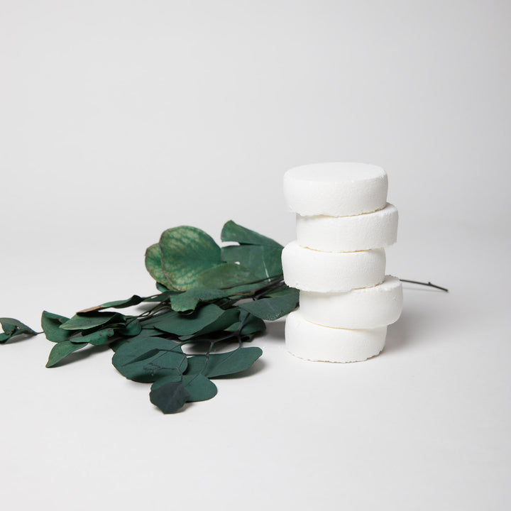 Bombes de douche, tablettes fondante et galet de douche sont les termes pour décrire la bombe de bain pour la douche. Une infusion de fragrances pour vous procurer un moment de détente à la maison. 